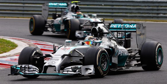 Die Mercedes-Fahrer Lewis Hamilton (vorne) und Nico Rosberg dominieren die F1.