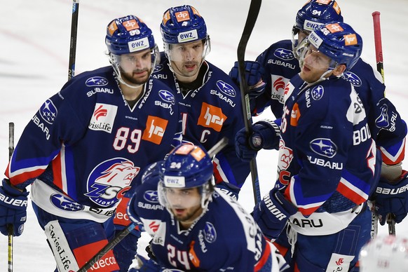 Die Zuercher jubeln nach dem 4-3 beim Eishockeyspiel der National League ZSC Lions gegen die SC Rapperswil-Jona Lakers in Zuerich am Freitag, 6. Dezember 2019. (KEYSTONE/Walter Bieri)