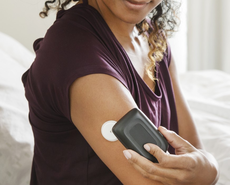 This photo provided by Abbott Laboratories demonstrates the use of the company&#039;s FreeStyle Libre flash glucose monitoring device. The Food and Drug Administration has approved the device, which c ...
