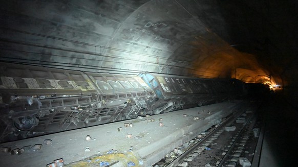 HANDOUT - Entgleiste und zerst�rte G�terwagen zu sehen im Gotthard-Bassistunnel. Aufgrund der Entgleisung eines Gueterzugwagens am 10. August 2023 wurde der Gotthard-Basistunnel fuer den Personenverke ...