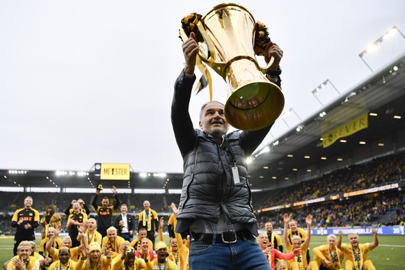 Der ehemalige YB Spieler Stephane Chapuisat feiert mit dem Pokal nach dem Fussball Meisterschaftsspiel der Super League zwischen den Berner Young Boys und dem FC Lugano, am Sonntag, 13. Mai 2018, im S ...