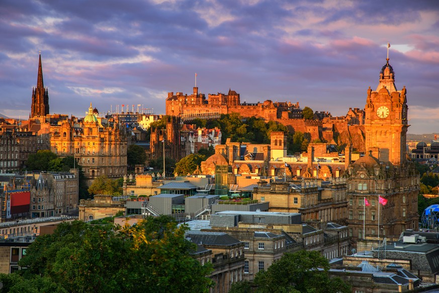 Edinburgh, Grossbritannien

https://www.shutterstock.com/de/image-photo/view-edinburgh-castle-calton-hill-scotland-314072954?src=3aD4lNIpP_e1Hi-h0xTNMQ-1-8