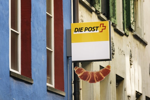 ARCHIV - ZU DEN THEMEN AN DER SOMMERSESSION DER EIDGENOESSISCHEN RAETE AM DIENSTAG, 11. JUNI 2019, STELLEN WIR IHNEN FOLGENDES BILDMATERIAL ZUR VERFUEGUNG - The logo of the Swiss Post and a croissant  ...