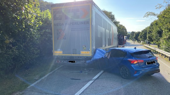 5. September 2021
MEDIENMITTEILUNG

Mumpf: Auf Rastplatz mit einem stehenden Lastwagen kollidiert und dabei schwer
verletzt
Ein Automobilist kollidierte am Samstagnachmittag
beim Befahren des Rastplat ...