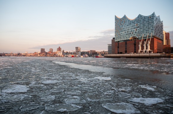 03.02.2026, Hamburg: Eis schwimmt im Hafen auf der Elbe vor den Landungsbr�cken und der Elbphilharmonie. Foto: Daniel Bockwoldt/dpa +++ dpa-Bildfunk +++ (KEYSTONE/DPA/Daniel Bockwoldt)