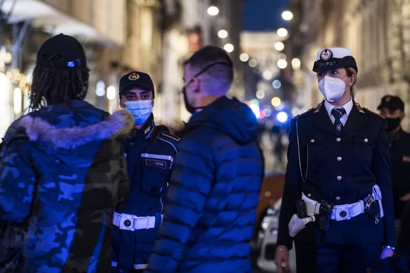 epa08820265 Police forces close via del Corso to regulate the social distancing of people out for a walk, during the Coronavirus Covid-19 pandemic emergency in Rome, Italy, 14 November 2020. EPA/ANGEL ...