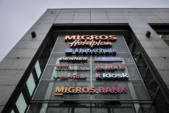 Logos der Migros, von Hotelplan, Klubschule, Denner und Melectronics am Migros Hauptsitz am Limmatplatz, aufgenommen am Freitag, 2. Februar 2024 in Zuerich. Der Detailhandelskonzern sucht neue Besitze ...