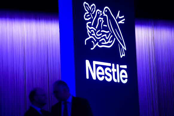 ARCHIV - ZU DEN HALBJAHRESZAHLEN 2018 VON NESTLÉ, AM DONNERSTAG, 26. JULI 2018, STELLEN WIR IHNEN FOLGENDES BILDMATERIAL ZUR VERFUEGUNG ---- A Nestle&#039;s logo is pictured during the general meeting ...