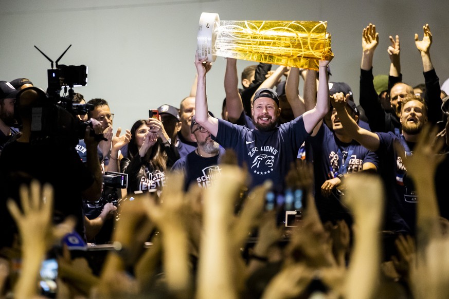 Mathias Seger haelt den Pokal nach ihrem Meisterschaftssieg im Eishockey Playoff-Finalspiel der National League zwischen dem HC Lugano und den ZSC Lions, aufgenommen am Samstag, 28. April 2018, in der ...