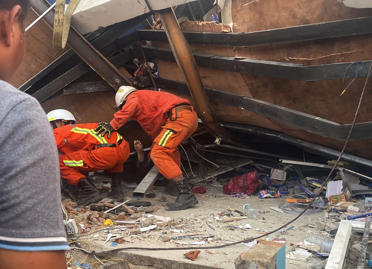 epa11994623 Rescuers work to recover a body from debris in ThaPyayGone market following an earthquake, in Naypyidaw, Myanmar, 28 March 2025. Myanmar has declared a state of emergency and appealed for  ...