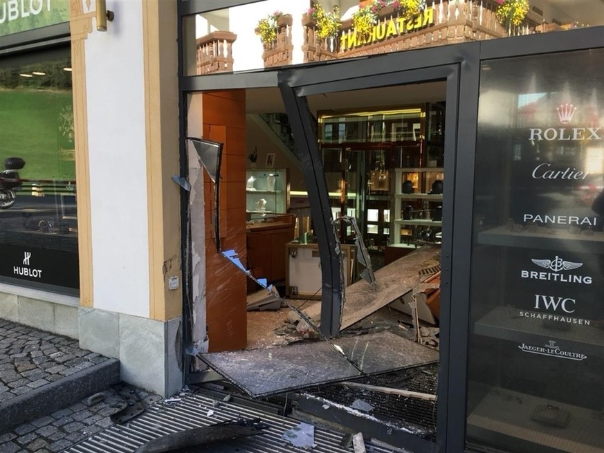 Das Einbrecher-Trio rammten die Tür der Bijouterie mit einem Geländewagen.&nbsp;