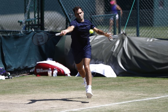 Roger Federer of Switzerland in action during a training session at the All England Lawn Tennis Championships in Wimbledon, London, Wednesday, July 5, 2017. (KEYSTONE/Peter Klaunzer)