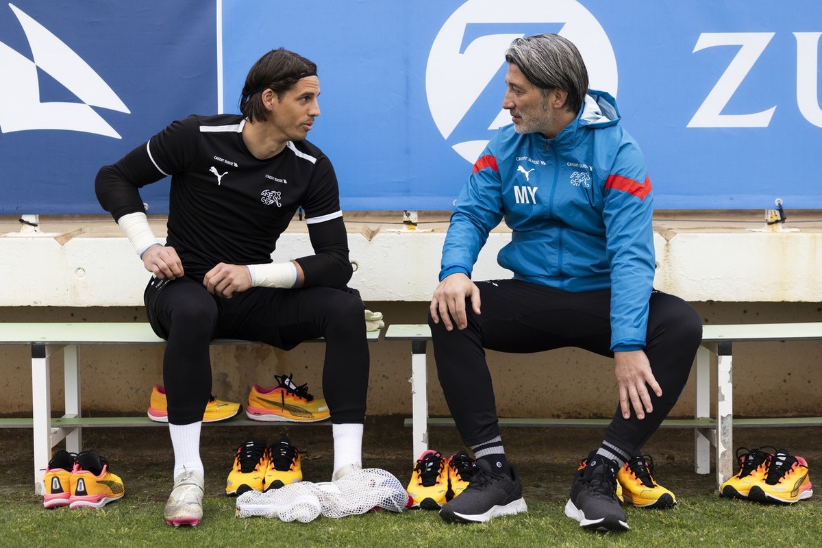 Yann Sommer en train de converser avec Murat Yakin.