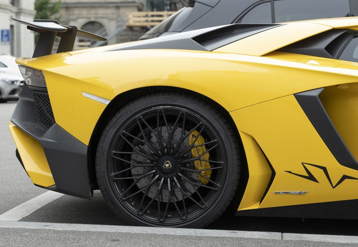 Ein gelber Lamborghini Sportwagen auf einem Parkplatz in der Zuercher Innenstadt, fotografiert am 18. Juni 2021 in ZUerich. (KEYSTONE/Christian Beutler)