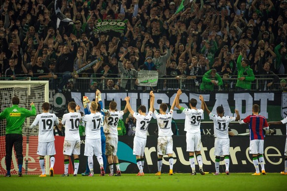 Gladbach feiert seine Spieler nach dem 0:0 im 100. Pflichtspiel gegen die Bayern nach der Partie wie Sieger.