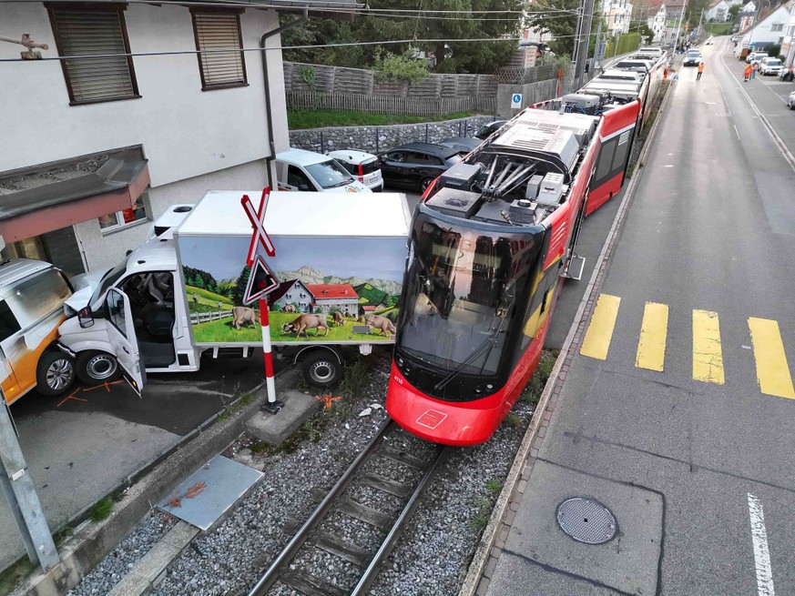 Am Dienstagmorgen, 15. September 2026, ist es in Niederteufen nach einer Kollision mit einem Lieferwagen zu einer Zugentgleisung gekommen. Verletzt wurde niemand. Es entstand hoher Sachschaden.