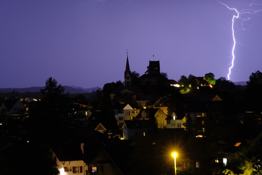 Im Anhang ist ein Bild vom Gewitter von letzter Nacht, aufgenommen von meinem Balkon aus in Uster um 22:00 Uhr.