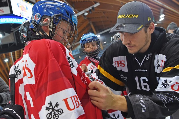 Luganos Damien Brunner trains with the Kids on ice at the 90th Spengler Cup ice hockey tournament in Davos, Switzerland, Wednesday, December 28, 2016. (KEYSTONE/Melanie Duchene)