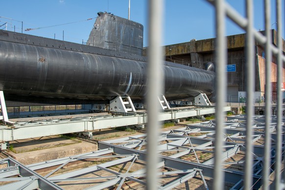 Das U-Boot neben der Basis.