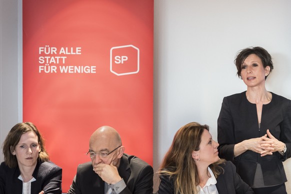 SP Staenderaetin Pascale Bruderer, AG, rechts, erlaeutert zusammen mit weiteren SP PolitikerInnen, von links, Nationalraetin Evi Allemann, BE, Staenderat Daniel Jositsch, ZH, und Nationalraetin Chanta ...