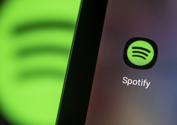 ARCHIV - 28.04.2021, Berlin: Das Logo der Spotify-App ist auf dem Bildschirm eines Smartphones zu sehen. (zu dpa