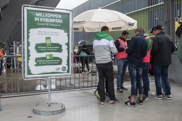 Besucher werden vor dem Stadion auf ihr Covid Zertifikat kontrolliert am Fussball Meisterschaftsspiel der Super League zwischen dem FC St. Gallen und dem FC Luzern, am Sonntag, 1. August 2021, im Kybu ...