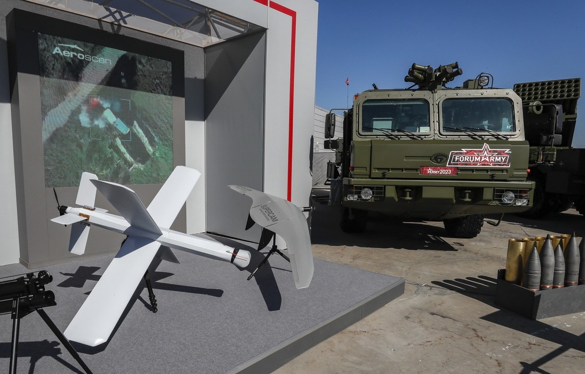 epa10804190 Russian system with guided loitering ammunition of small and medium class &amp;#x2018;Lancet' and 152 self propelled artillery gun &amp;#x2018;Malva' (R) on display at the Intern ...