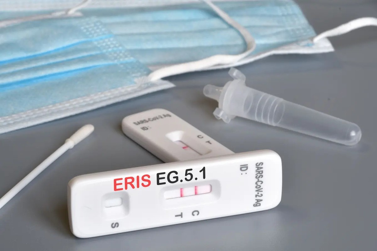 Ein Sars-CoV-2-Antigentest, welcher die neue Variante Eris anzeigt.