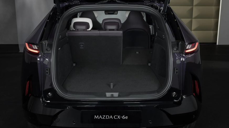 Der Gepäckraum fällt mit 484 Litern nicht übermässig gross aus. Zusätzlich gibt es vorn einen 83 Liter grossen Frunk.