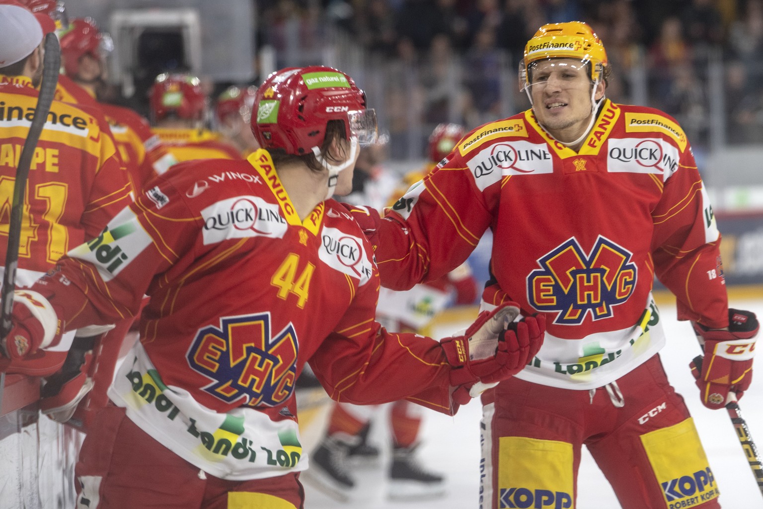 Biels, Samuel Kreis, links, und Damien Brunner, rechts, jubeln, waehrend dem Meisterschaftsspiel der National League, zwischen dem EHC Biel und den ZSC Lions, am Samstag 1. Dezember 2018 in der Tissot ...