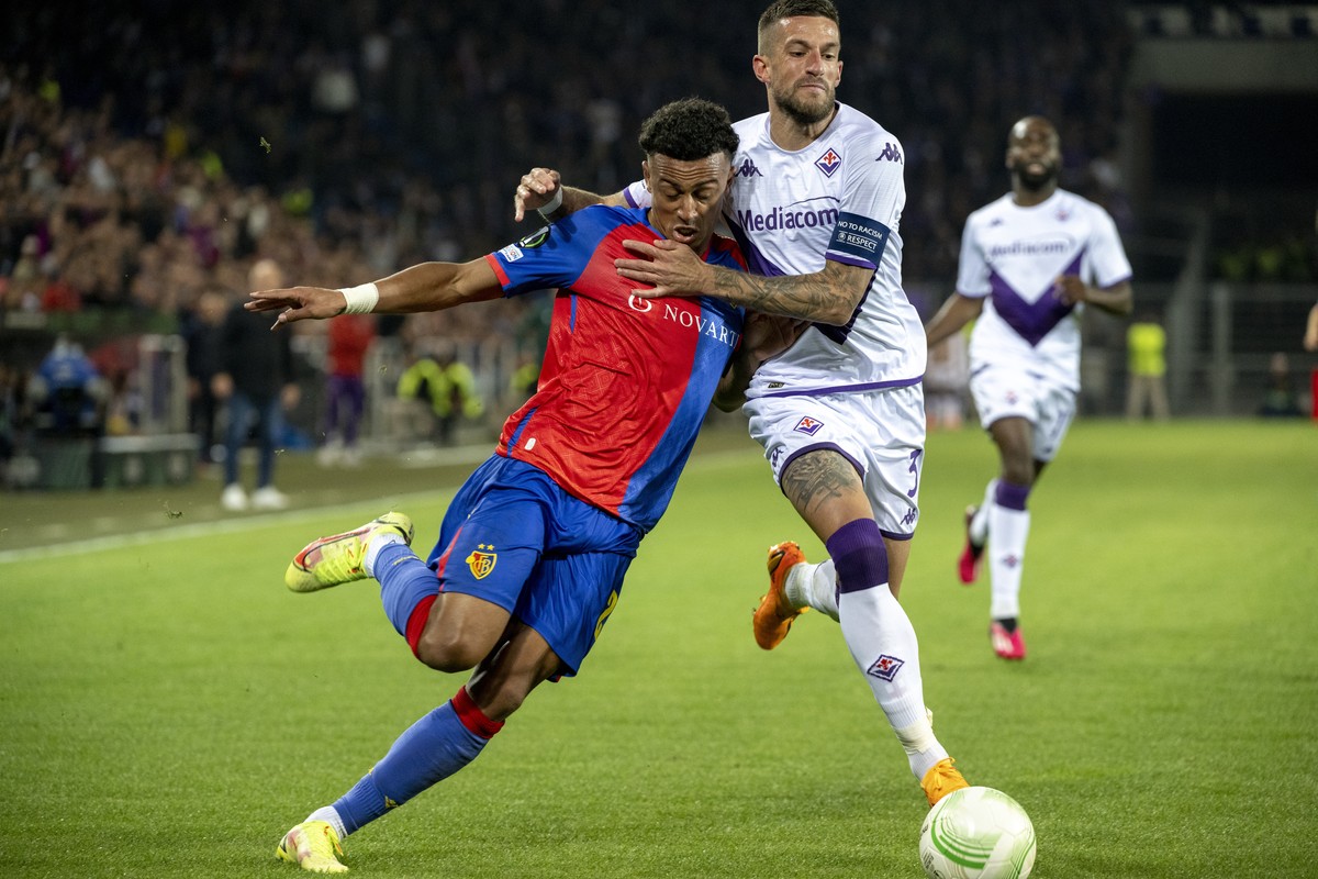 epa10637647 Basel's Dan Ndoye, left, against Fiorentina's Cristiano Biraghi, right, during the UEFA Conference League semifinal second leg match between Switzerland's FC Basel 1893 and  ...