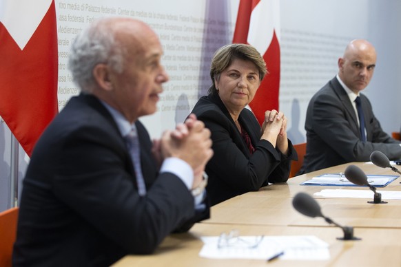 Bundesrat Ueli Maurer spricht neben Bundesraetin Viola Amherd und Bundesrat Alain Berset waehrend einer Medienkonferenz des Bundesrates ueber die Situation des Coronavirus, am Mittwoch, 22. April 2020 ...