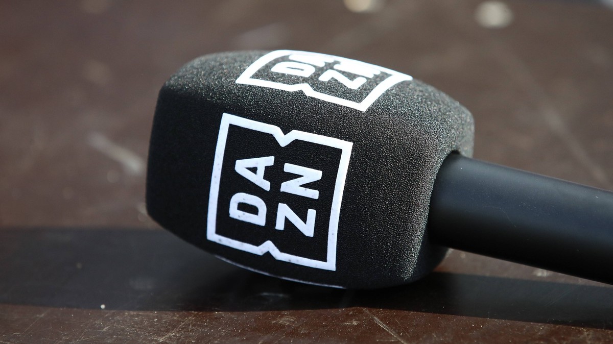 29.09.2024, xtgx, Fussball 1. Bundesliga, Holstein Kiel - Eintracht Frankfurt emspor, v.l. Symbolfoto, Symbolbild, Symbol Mikrofon Mikro TV Fernsehen TV Rechte DAZN DFL/DFB REGULATIONS PROHIBIT ANY US ...