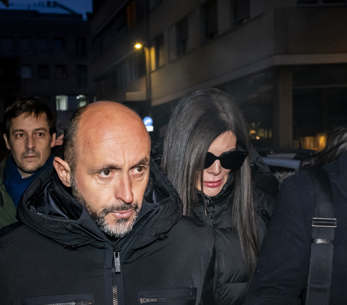 epa12637497 French owners of the bar in Crans-Montana, where the deadly fire happened on New Year's Day, Jacques and Jessica Moretti (C) arrive with their lawyers for questioning by the Valais pu ...