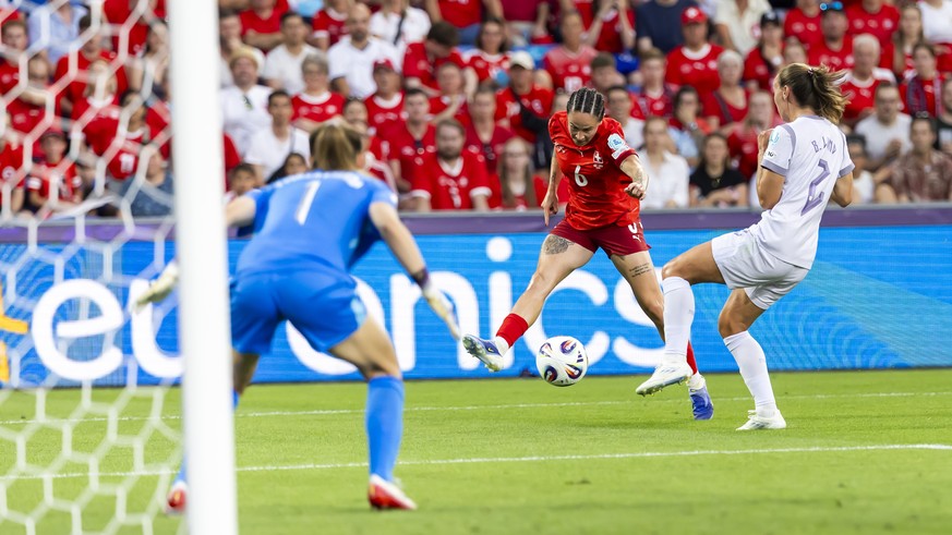 epa12211360 Switzerland&#039;s Geraldine Reuteler (C) fights for the ball with Norway&#039;s Marit Bratberg Lund (R) past Norway&#039;s goalkeeper Cecilie Fiskerstrand (L) during the UEFA Women&#039;s ...