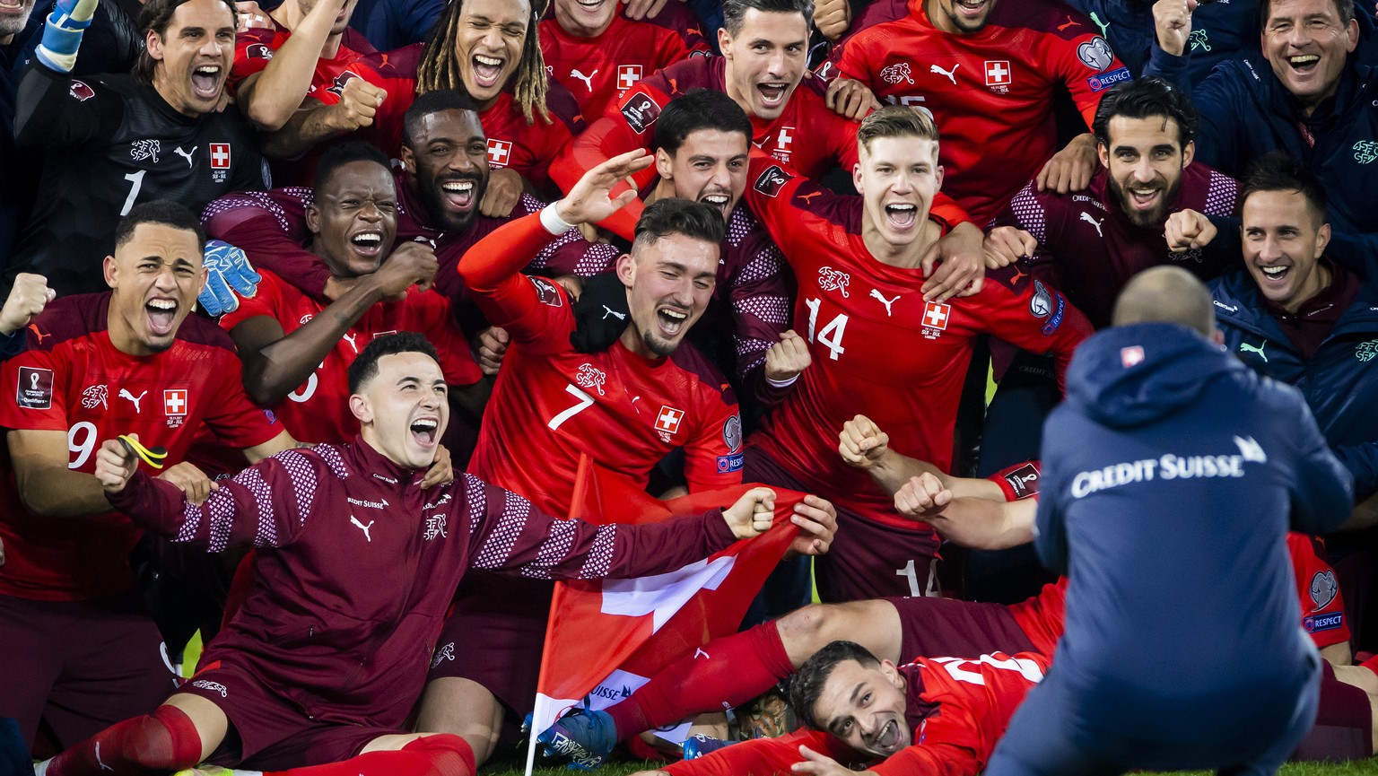 epa09584382 Swiss players celebrate after winning the FIFA World Cup 2022 group C qualifying soccer match between Switzerland and Bulgaria in Lucerne, Switzerland, 15 November 2021. EPA/URS FLUEELER