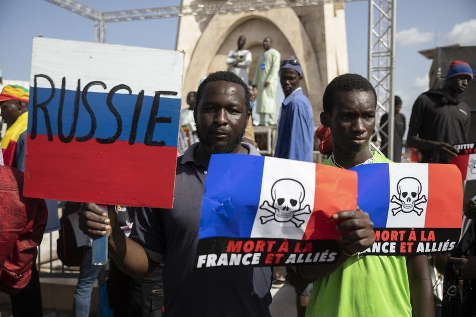 Prorussische und antifranzösische Kundgebung in Westafrika. 
https://twitter.com/DeBunKerEtoiles/status/1614429945585106944/photo/1