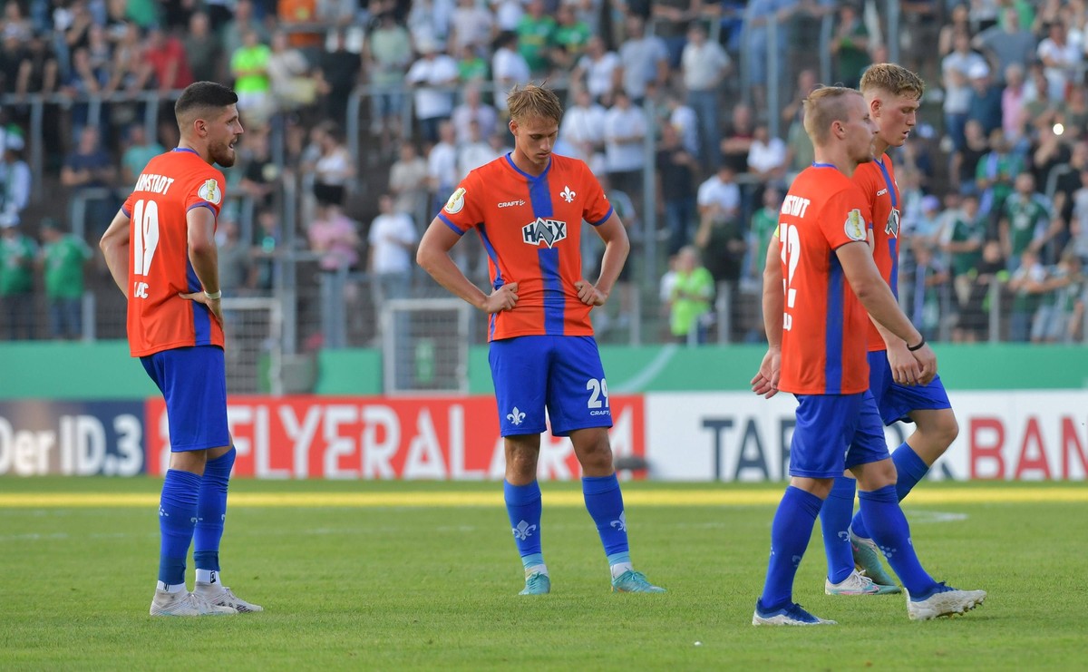 14.08.2023, xblx, Fussball DFB Pokal 1.Runde, FC Homburg - SV Darmstadt 98 emspor, Emir Karic SV Darmstadt 98 zautz, Oscar Vilhelmsson SV Darmstadt 98, Fabian Holland SV Darmstadt 98 DFL/DFB REGULATIO ...