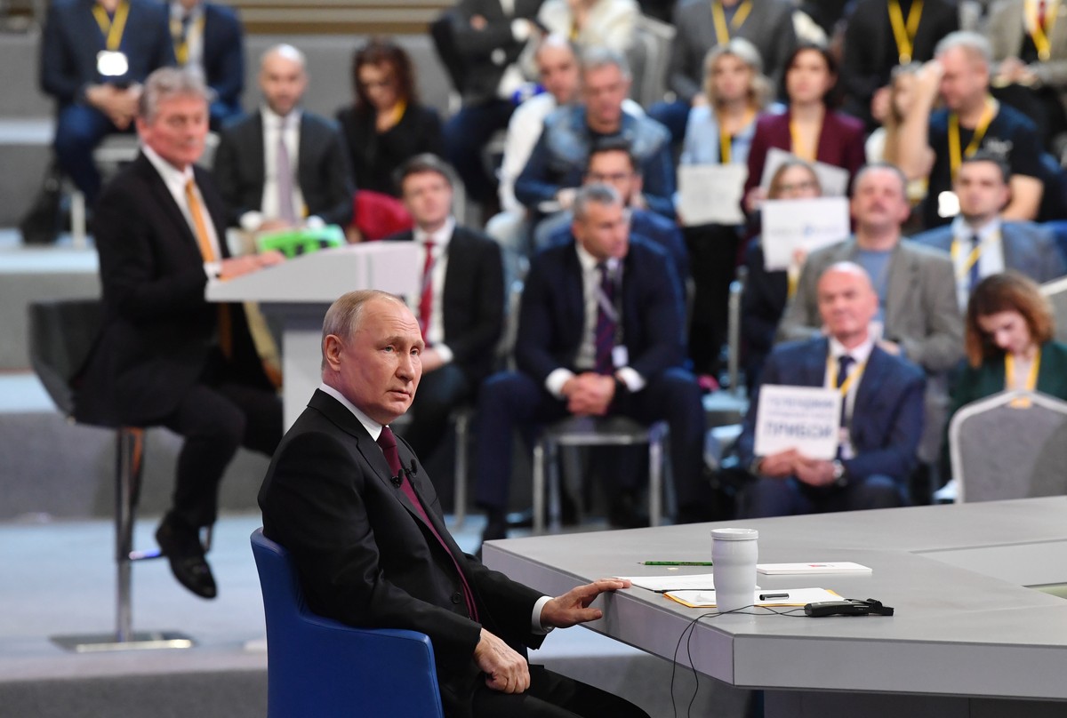 epa11028499 Russian President Vladimir Putin (C) attends his annual press conference with Russian federal, regional, and foreign media at the Gostiny Dvor forum hall in Moscow, Russia, 14 December 202 ...