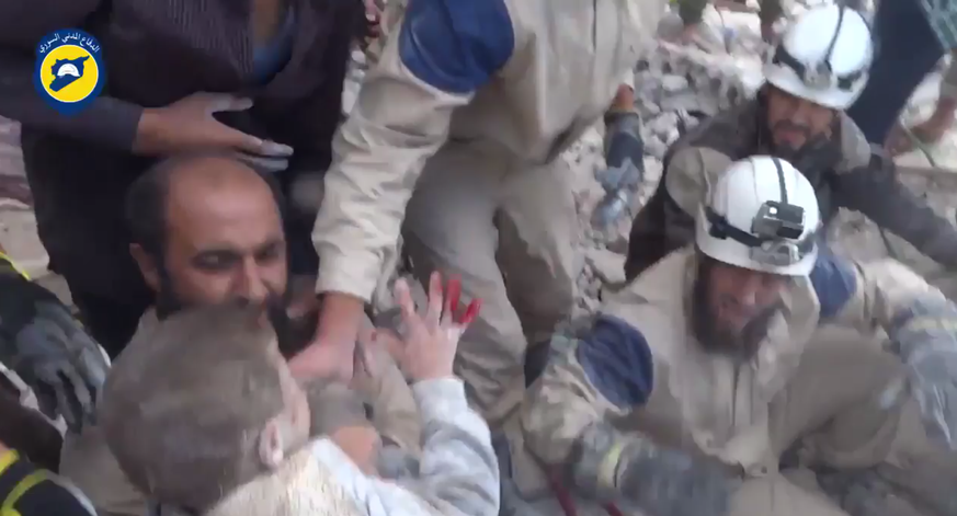 Die White Helmets graben Kinder aus den Trümmern in Aleppo aus.