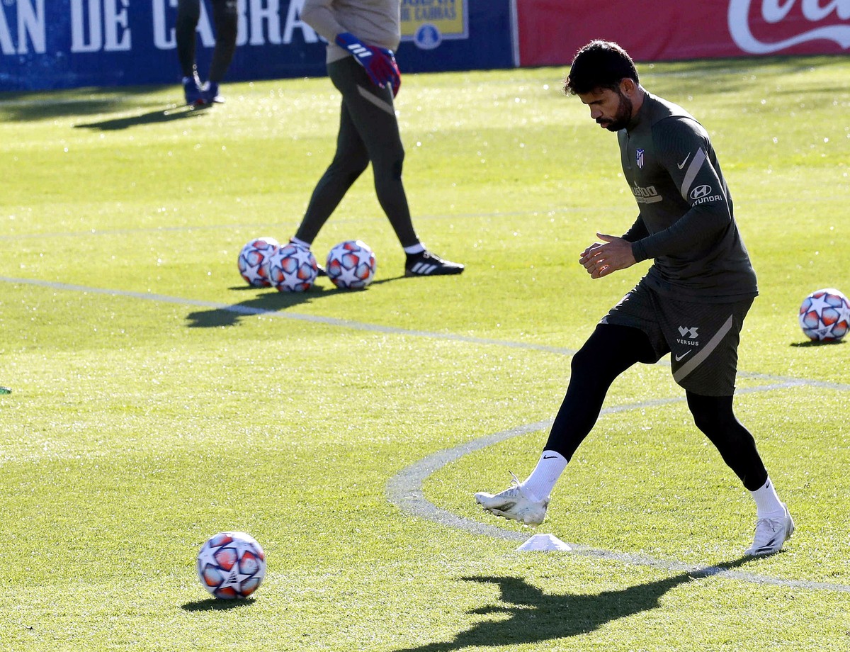 epa08837116 Atletico Madrid's Diego Costa performs during his team's training session at Sports City in Majadahonda, near Madrid, Spain, 23 November 2020. Atletico Madrid will face Lokomotiv ...
