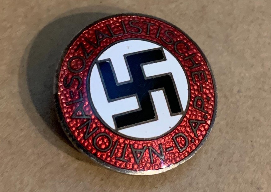 NSDAP-Mitglieder-Abzeichen
https://commons.wikimedia.org/wiki/File:NSDAP_badge.jpg