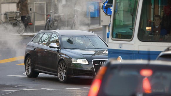 Automotive emissions in Zurich city, Switzerland, pictured on January 23, 2013. (KEYSTONE/Gaetan Bally)

Auto-Abgas in der Stadt Zuerich, aufgenommen am 23. Januar 2013. (KEYSTONE/Gaetan Bally)