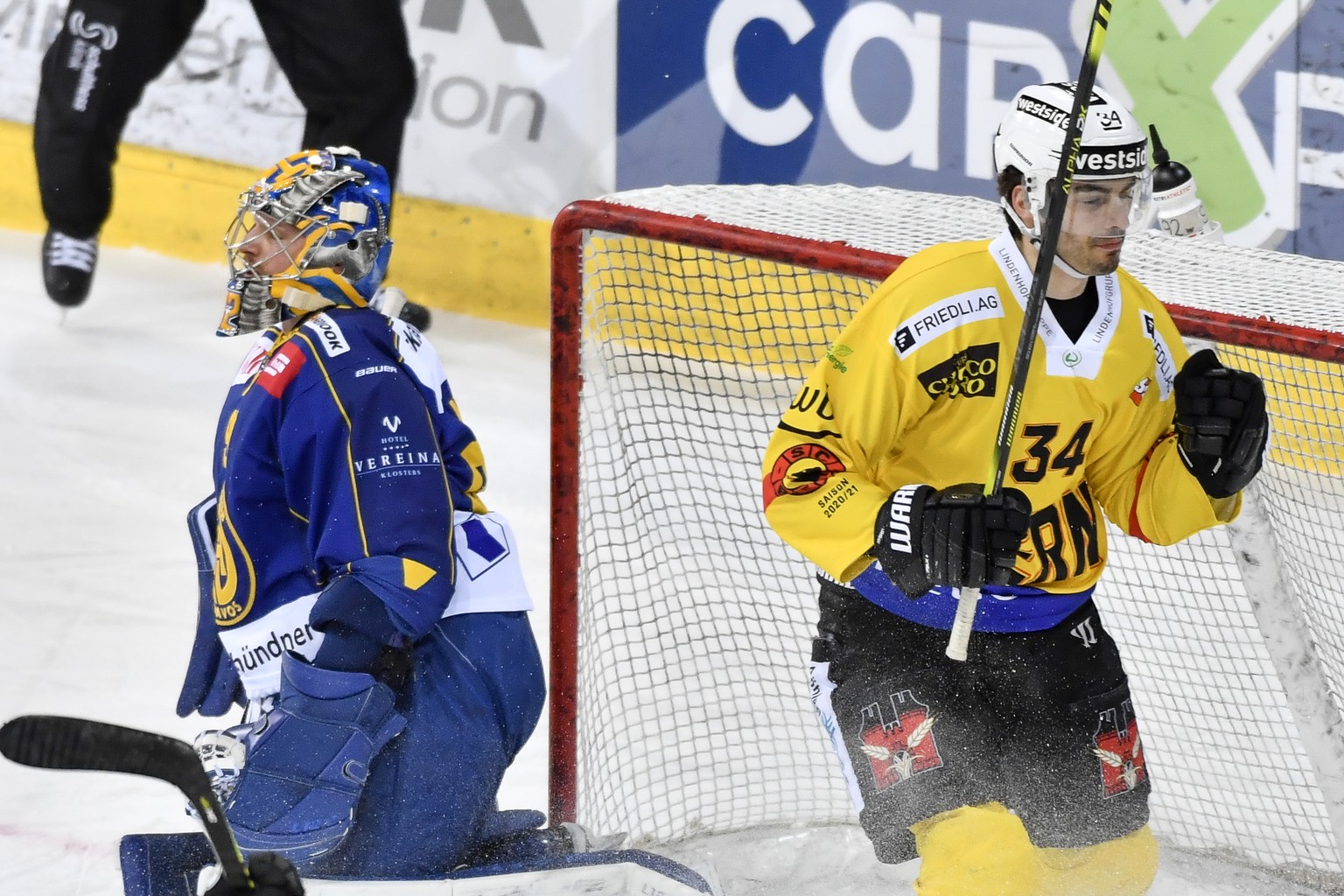 Der Berner Miro Zrydb, rechts, jubelt nach seinem 0:1-Fuehrungstreffer und der Davoser Torhueter Robert Mayer verharrt auf den Knien, im ersten Eishockey-Pre-Playoff Qualifikationsspiel der National L ...