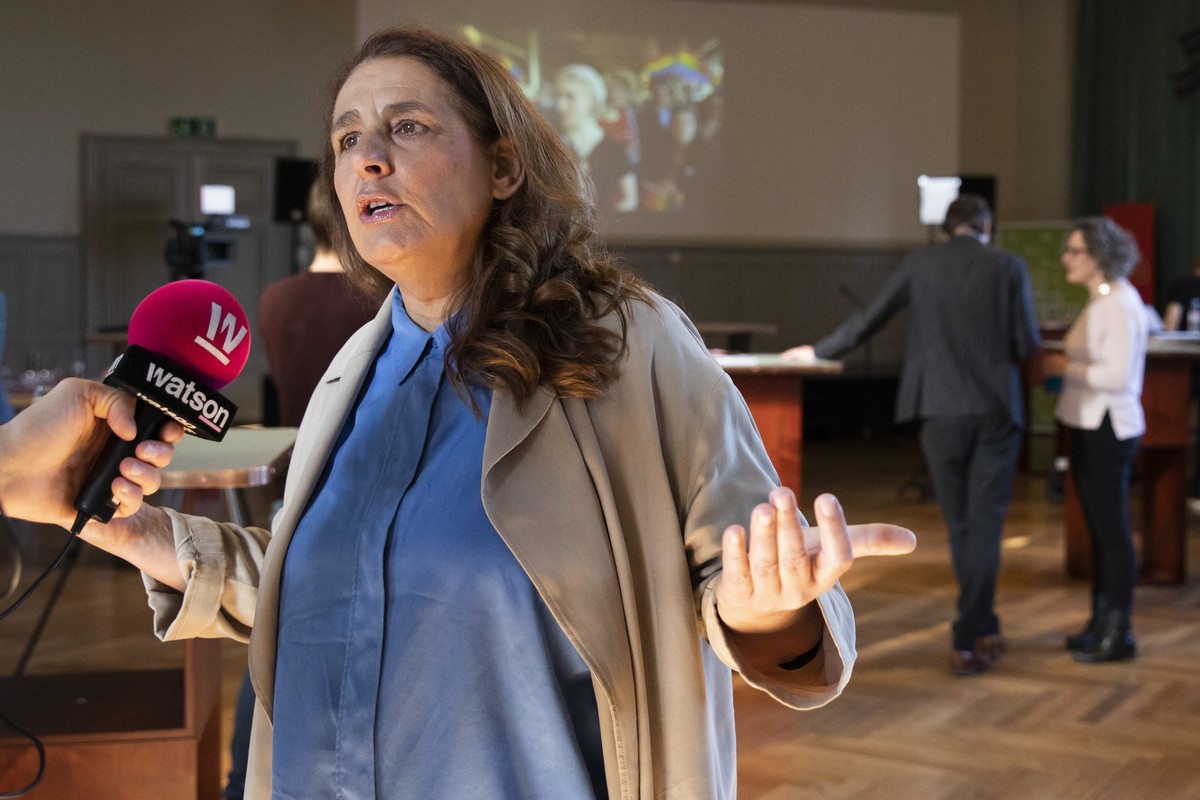 Jacqueline Badran, Nationalraetion SP-ZH, gibt ein Interview beim Treffpunkt des Komitees "Ja zu mehr bezahlbaren Wohnungen", am Sonntag, 9. Februar 2020, in Bern. (KEYSTONE/Peter Klaunzer)