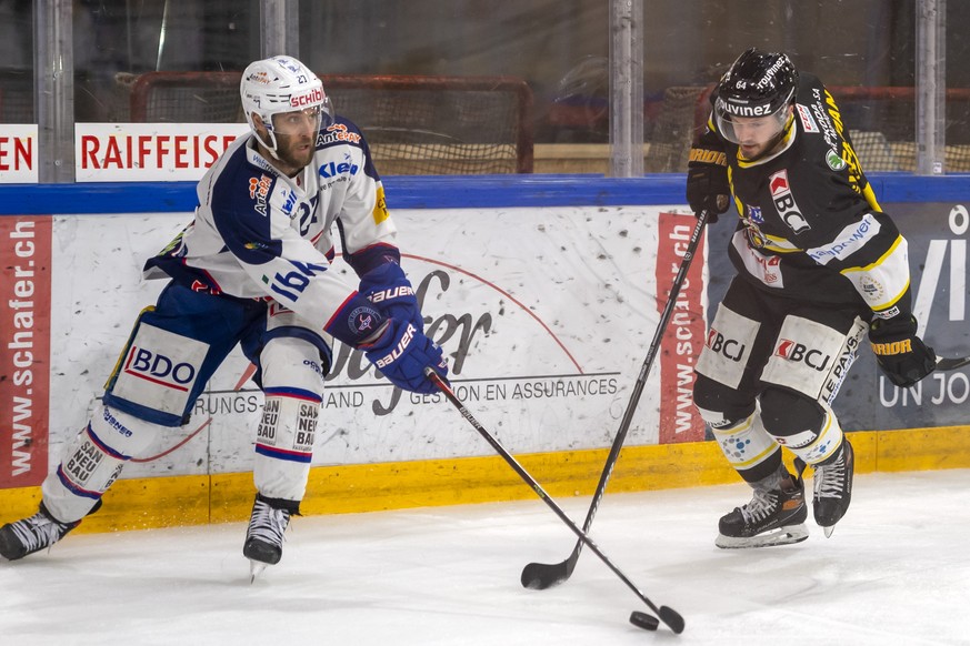 Klotens Eric Faille, links, kaempft um den Puck gegen Ajoies Daniel Eigenmann, rechts, im sechsten Eishockey Playoff-Finalspiel der Swiss League zwischen dem HC Ajoie und dem EHC Kloten, in der Raiffe ...