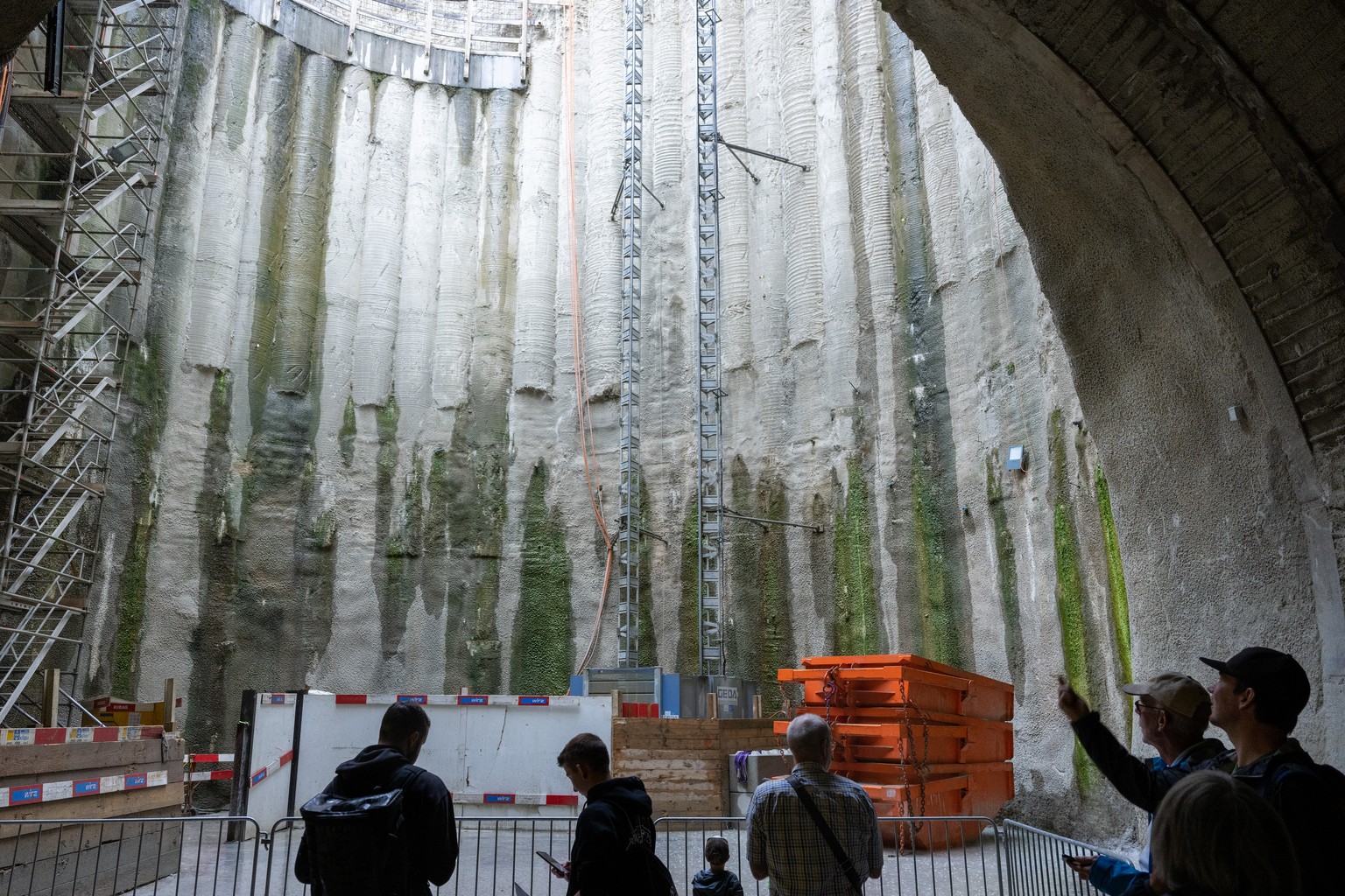 Besucher begutachten die Baustelle der neuen Personenunterfuehrung der SBB zur Laenggasse, am Tag der offenen Baustelle, am Samstag, 3. September 2022, in Bern. Etappenweise wird der Bahnhof Bern bis  ...