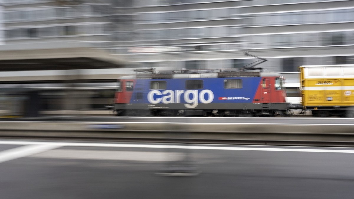 Eine SBB Cargo-Lokomotive und ein Waggon der Schweizer Post, fotografiert im Bahnhof Zuerich Altstetten am 27. Dezember 2021. (KEYSTONE/Gaetan Bally)..........