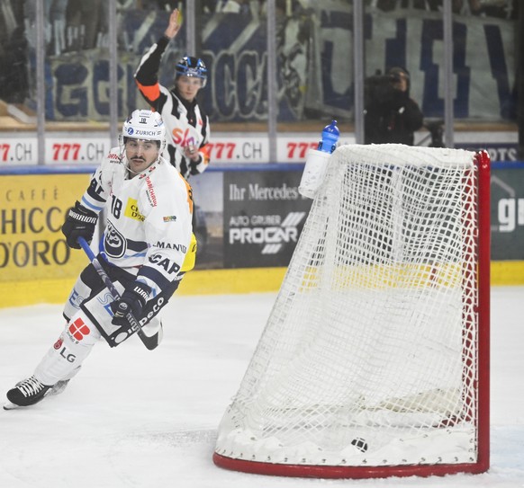 Ambri-Piottas Inti Pestoni nach seinem empty netter zum 0-3 beim Eishockey Spiel der National League zwischen dem HC Davos und dem HC Ambri-Piotta, am Samstag, 4. November 2023, im Eisstadion in Davos ...