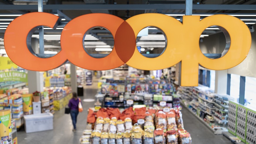 The logo of retailer Coop at the Coop branch in the shopping center Seewen Markt in Seewen, Canton of Schwyz, Switzerland, on May 15, 2018. (KEYSTONE/Gaetan Bally)..Das Coop Logo in der Filiale des De ...